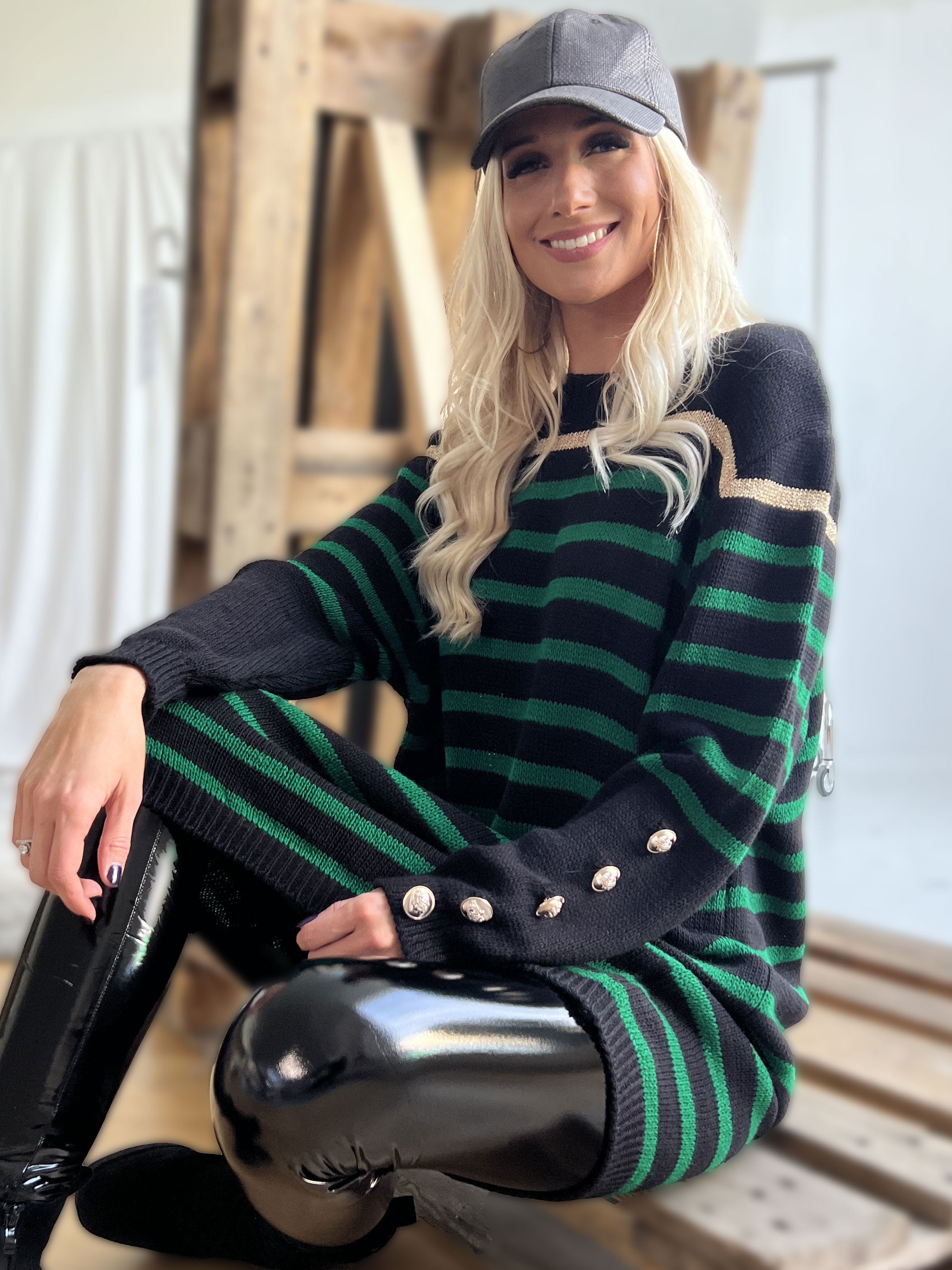 Mirindi - Stribet strikkjole med knapper på ærmerne